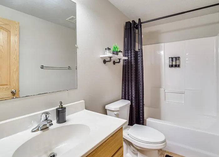 Hot Tub & Fenced Yard: Spacious Home! Holiday home *