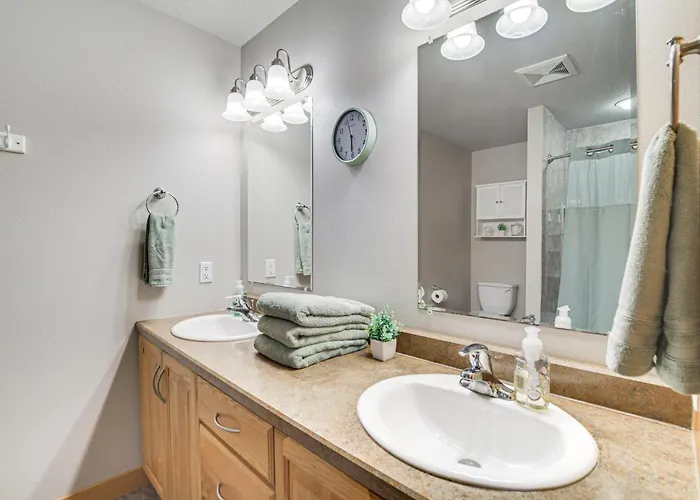 Hot Tub & Fenced Yard: Spacious Home! Fargo