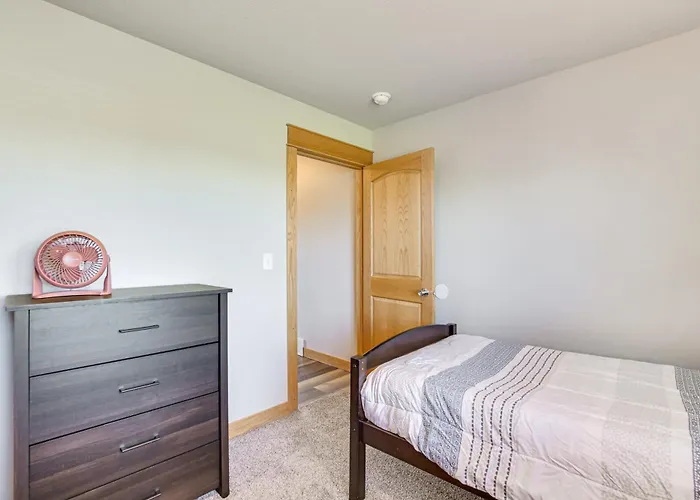 Holiday home Hot Tub & Fenced Yard: Spacious Home! *