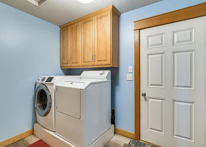 Hot Tub & Fenced Yard: Spacious Home! Holiday home Fargo