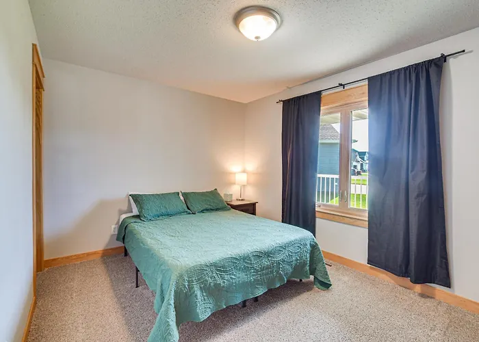 Hot Tub & Fenced Yard: Spacious Home! Fargo