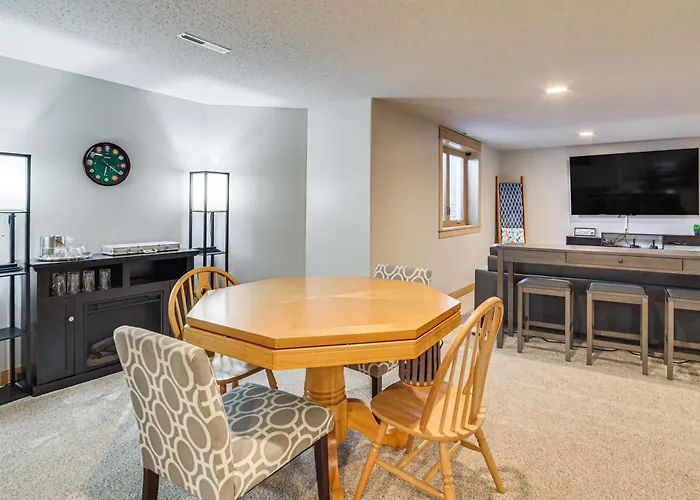 Hot Tub & Fenced Yard: Spacious Home! Holiday home *