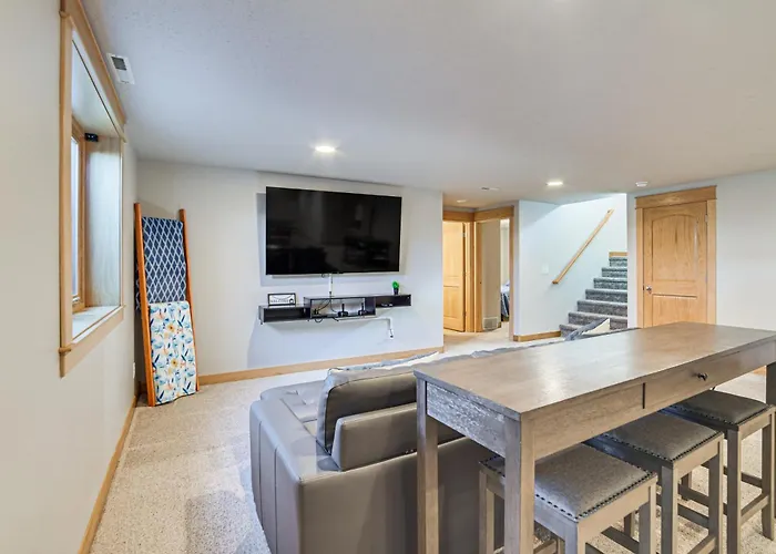 Holiday home Hot Tub & Fenced Yard: Spacious Home! *
