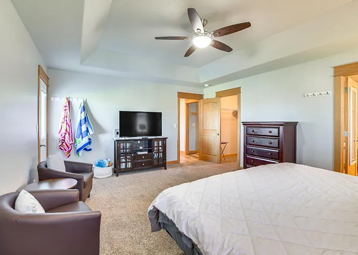 Holiday home Hot Tub & Fenced Yard: Spacious Home! Fargo