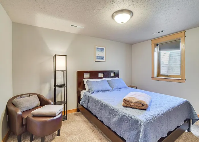 Hot Tub & Fenced Yard: Spacious Home! Fargo