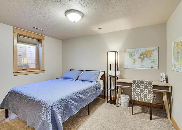 Hot Tub & Fenced Yard: Spacious Home! * Fargo