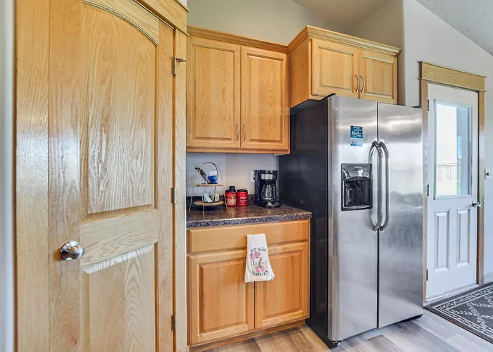 Hot Tub & Fenced Yard: Spacious Home! Fargo