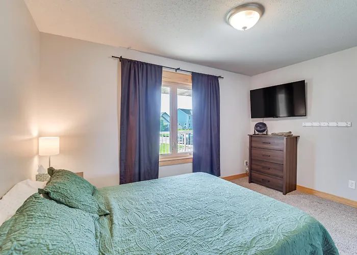 Hot Tub & Fenced Yard: Spacious Home! Holiday home