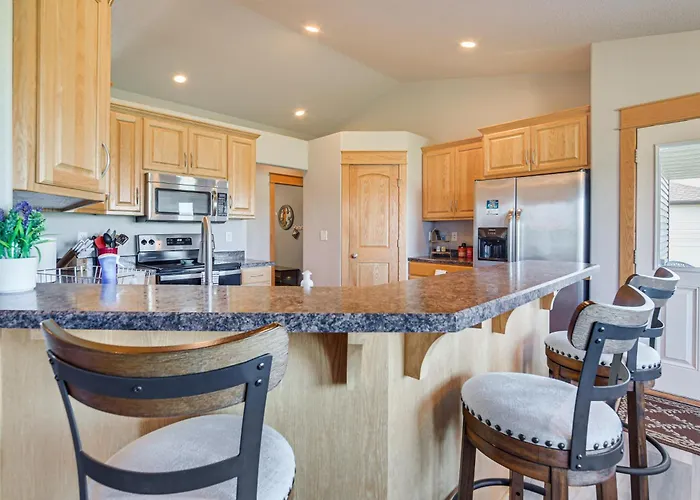 Holiday home Hot Tub & Fenced Yard: Spacious Home!
