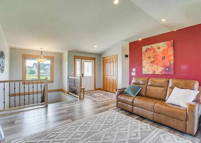Hot Tub & Fenced Yard: Spacious Home! Holiday home Fargo