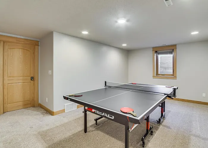 Holiday home Hot Tub & Fenced Yard: Spacious Home!