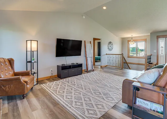 Holiday home Hot Tub & Fenced Yard: Spacious Home!