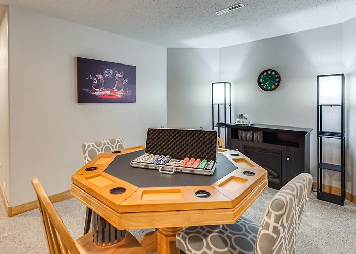 Holiday home Hot Tub & Fenced Yard: Spacious Home! *