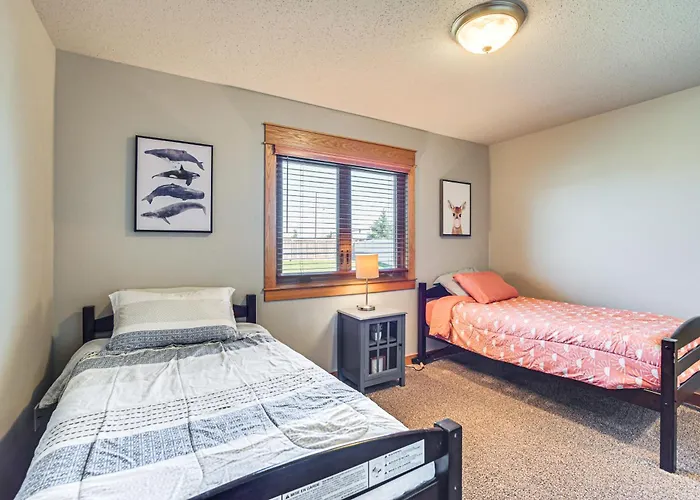 Hot Tub & Fenced Yard: Spacious Home! Holiday home *