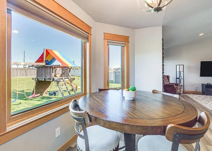Hot Tub & Fenced Yard: Spacious Home! * Fargo