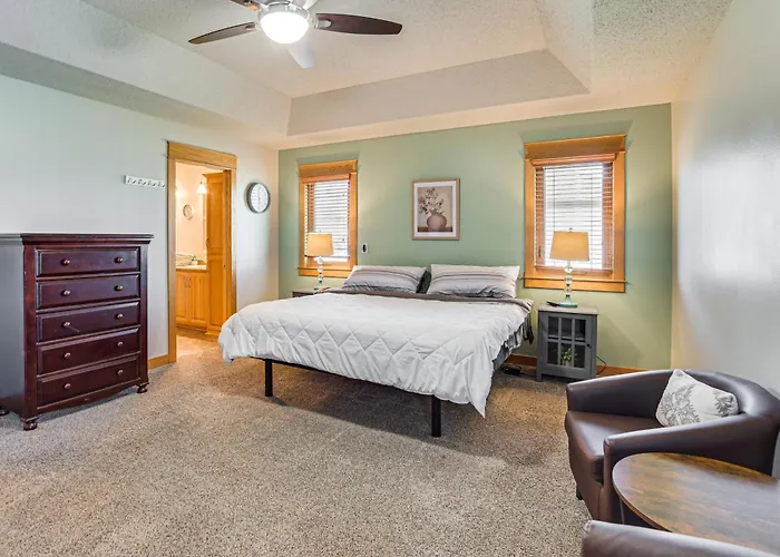 Hot Tub & Fenced Yard: Spacious Home! Holiday home