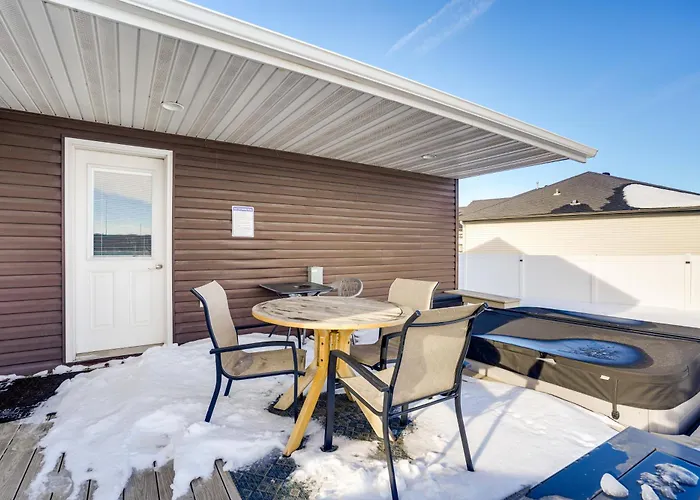 Hot Tub & Fenced Yard: Spacious Home! Holiday home *