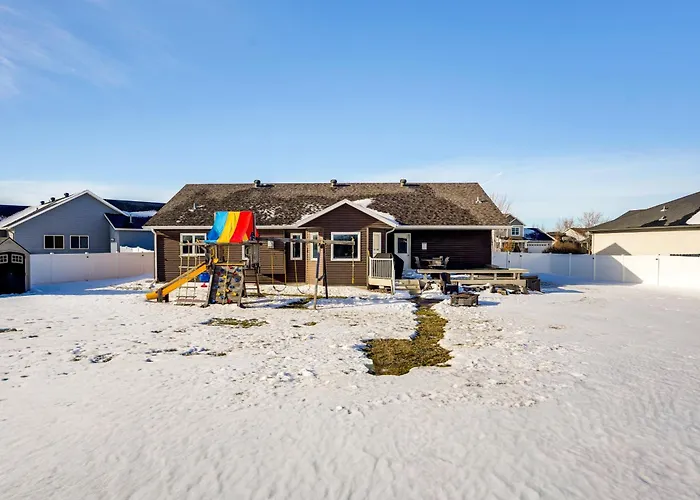 Hot Tub & Fenced Yard: Spacious Home! Holiday home Fargo