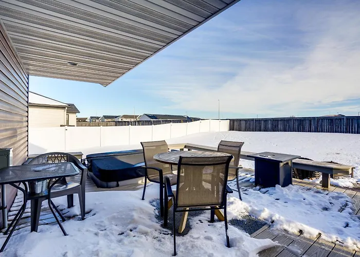 Hot Tub & Fenced Yard: Spacious Home! Holiday home *
