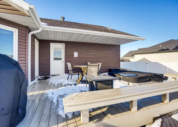 Hot Tub & Fenced Yard: Spacious Home! * Fargo