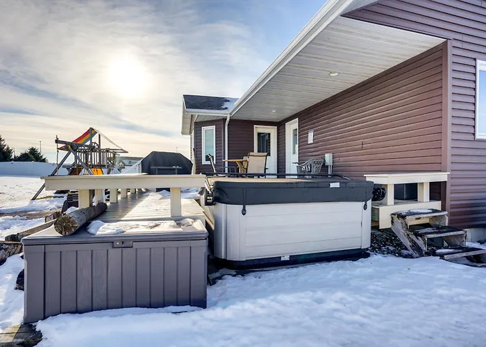 Holiday home Hot Tub & Fenced Yard: Spacious Home!