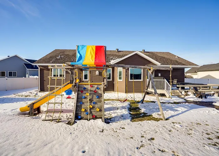 Hot Tub & Fenced Yard: Spacious Home! * Fargo