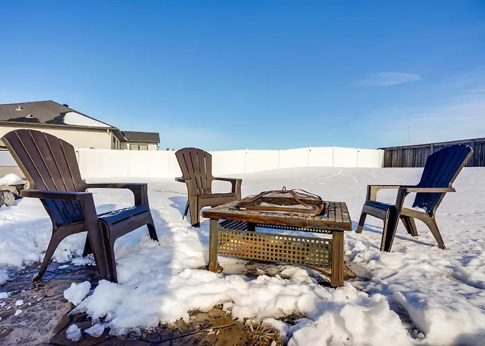 Hot Tub & Fenced Yard: Spacious Home! Holiday home *