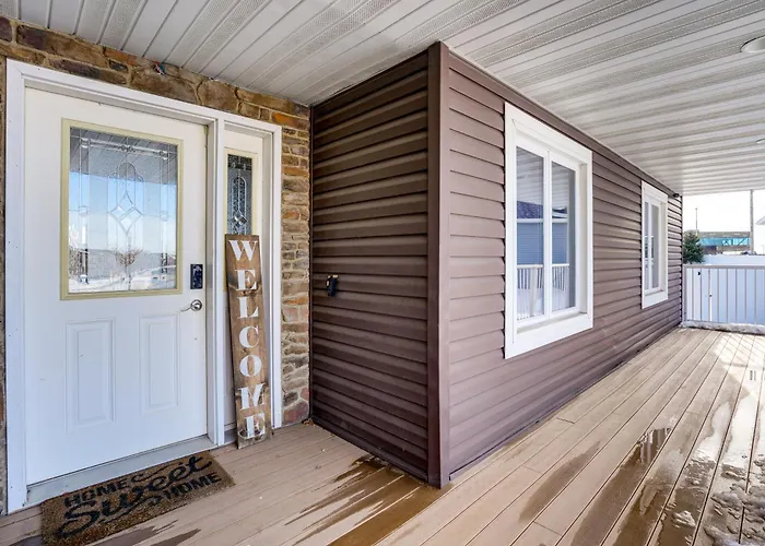 Hot Tub & Fenced Yard: Spacious Home! Holiday home
