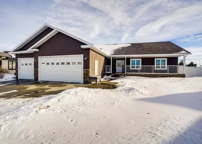 Holiday home Hot Tub & Fenced Yard: Spacious Home! *
