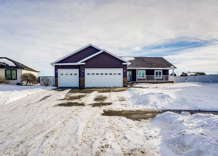 Hot Tub & Fenced Yard: Spacious Home! * Fargo